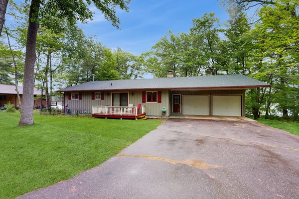 Charming Lakefront home w/ dock, gas grill, fire pit, on ATV/Snowmobile trail