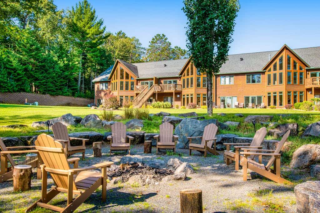 3-story townhome with dock access on Duck Lake, fireplaces, WiFi
