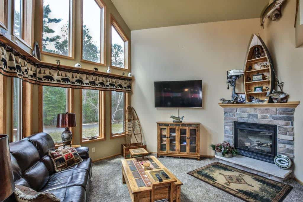3-story townhome with dock access on Duck Lake, fireplaces, WiFi