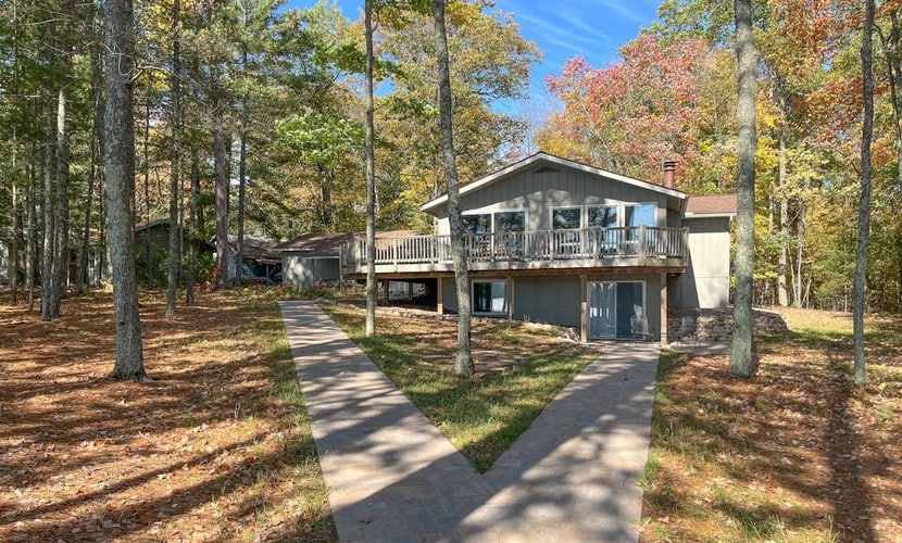 Beautiful cabin with private dock, canoe, & shared tennis/basketball - dogs OK