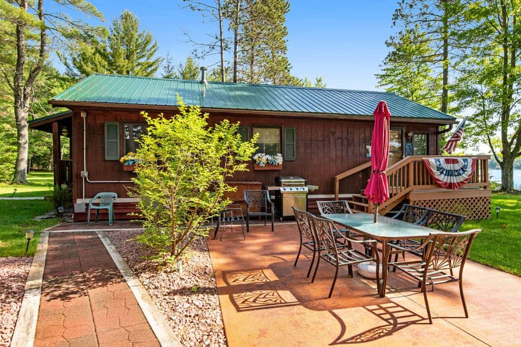 Cozy, lakefront cottage w/ a firepit,kayak,shared patio, gas grill, & free WiFi