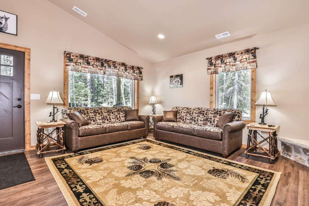 Stylish dog-friendly cabin with hot tub, fireplace, patio, grill, central AC, & W/D