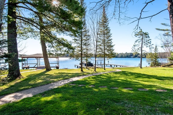Newly-built condo on Duck Lake with decks, private dock, & firepit
