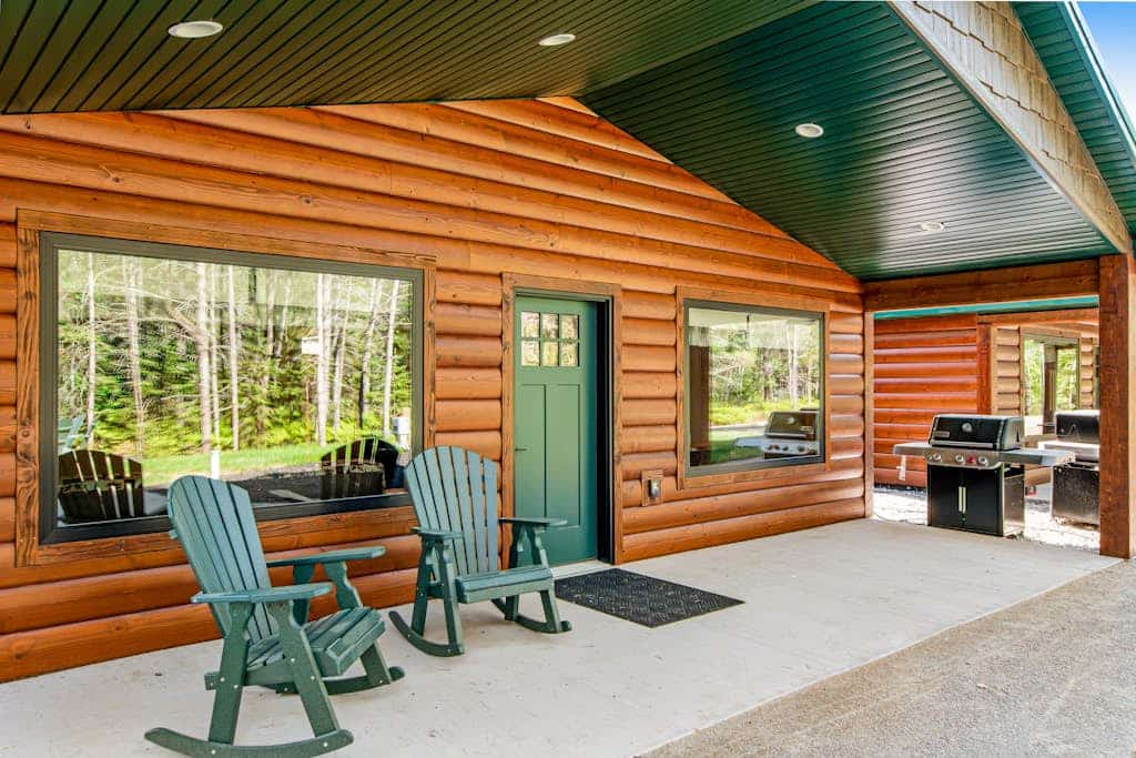 Charming dog-friendly cabin with hot tub, fireplace, patio, grill, & central AC
