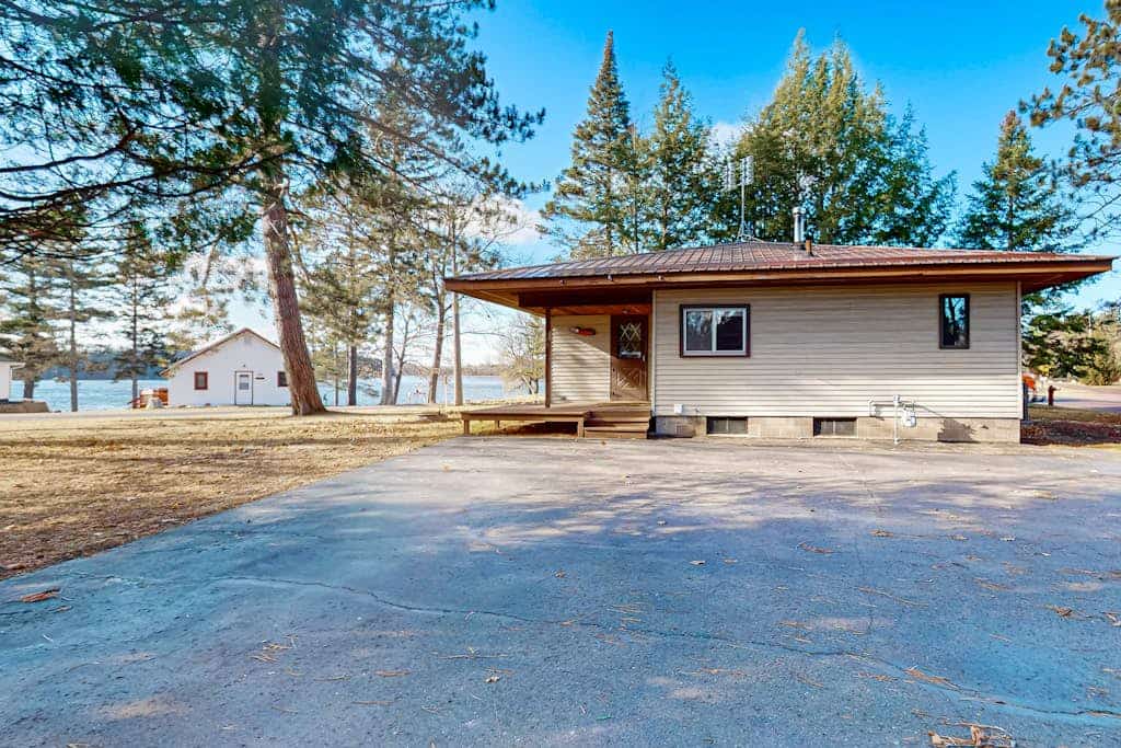 Lovely home with Mercer Lake view, patio, full kitchen, on trail 17