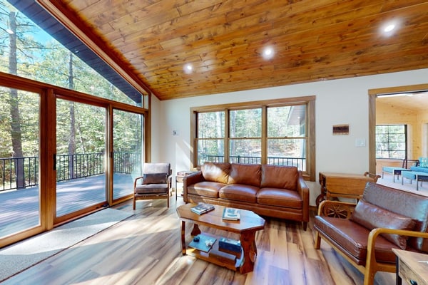 New Build-Serene Wooded Home with WIFI, Gas Grill, Near Lakes & Trails