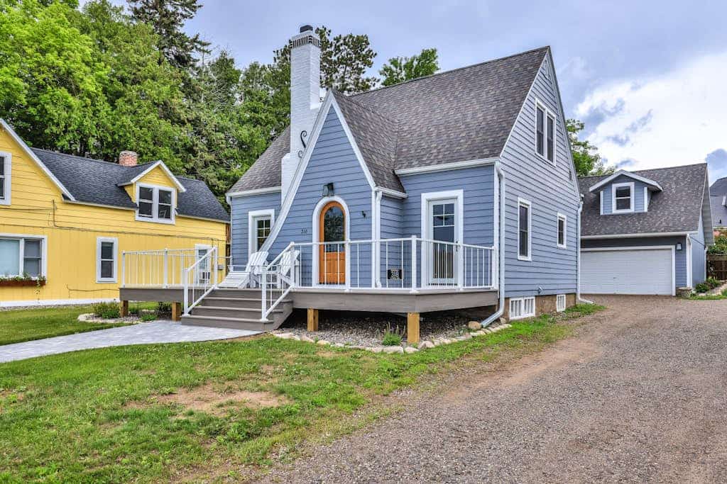 3-story lakefront home near downtown with lake & dock access, washer/dryer, deck