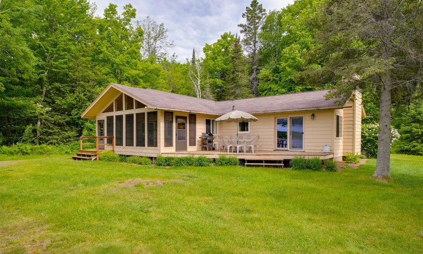Lakefront haven with three living areas and WiFi