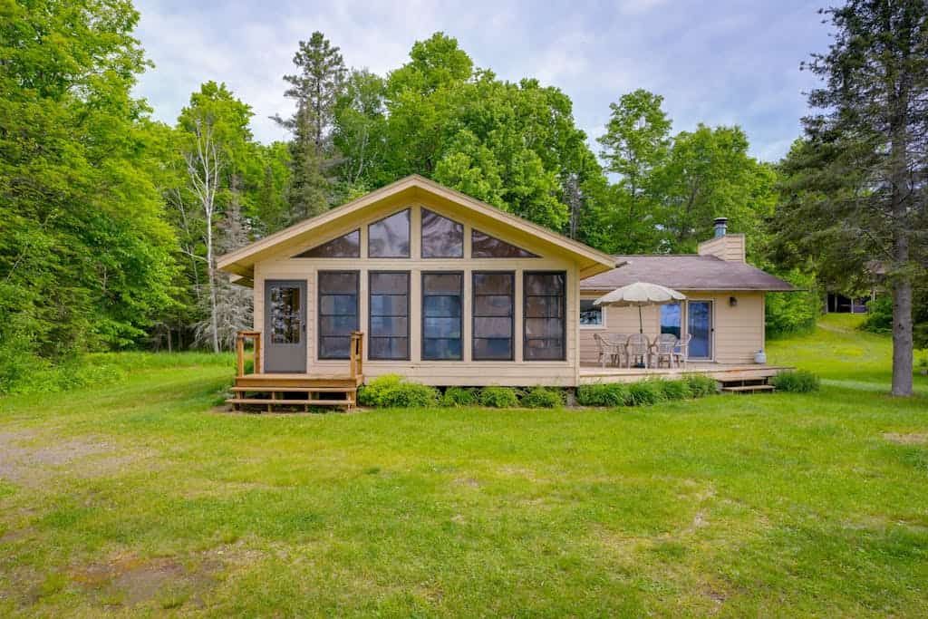 Lakefront haven with three living areas and WiFi