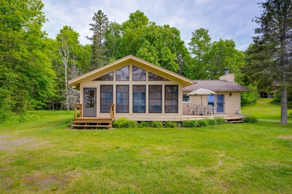 Lakefront haven with three living areas and WiFi