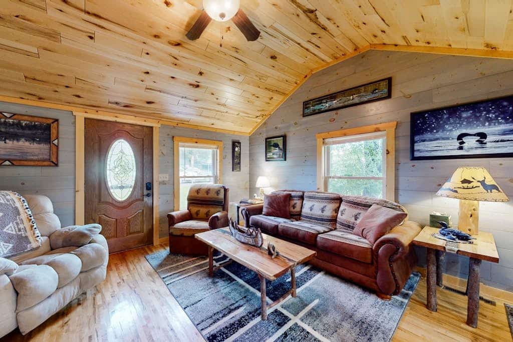 Cozy home located near Lakes & Trails equipped with WIFI & a Gas Grill