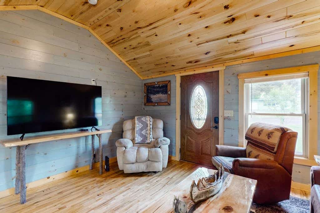 Cozy home located near Lakes & Trails equipped with WIFI & a Gas Grill