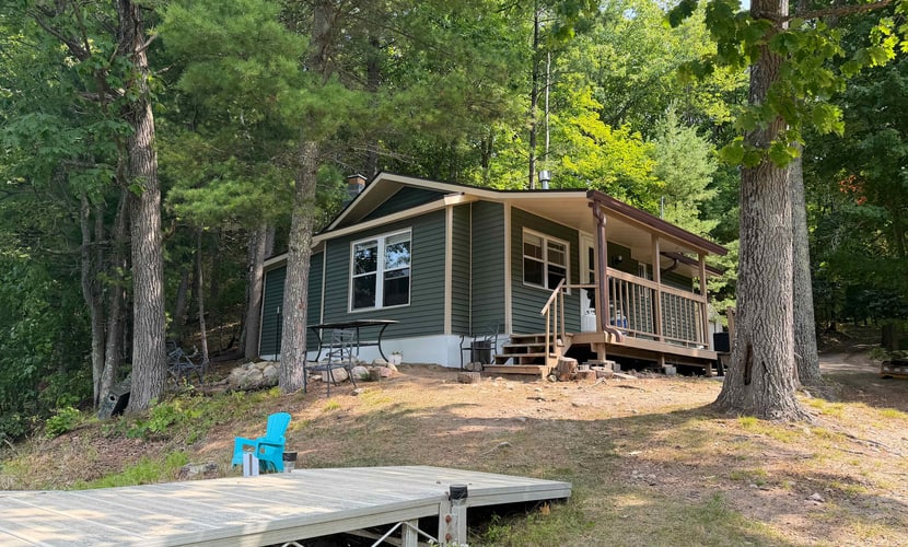 Blue Jay Cabin | Lakefront cabin in Rhinelander with dock & row boat