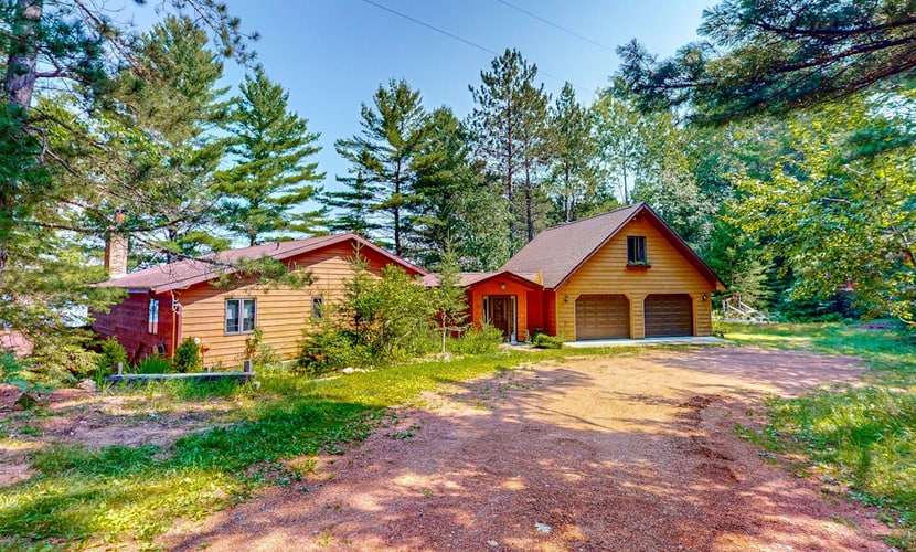 Charming 5BR Lake Home, Dog-friendly, with a full bar, Kayaks, Gas Grill, & WIFI