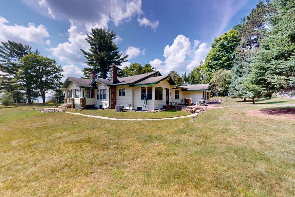 Lakefront home with large patio, docks, gas grill, fire pit, & WIFI