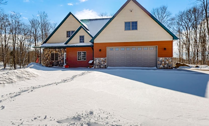Cozy Retreat, perfect for outdoor enthusiasts, near lakes, trails & downtown