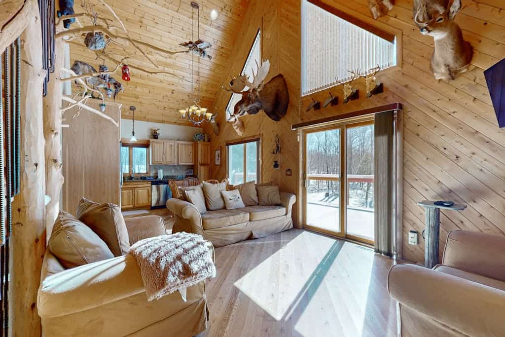 Cozy Retreat, perfect for outdoor enthusiasts, near lakes, trails & downtown