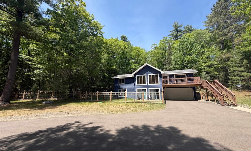 Serene Home w/ large fenced in yard, jetted tub, WIFI, near Lakes & Trails
