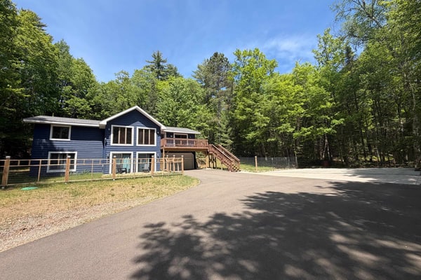 Serene Home w/ large fenced in yard, jetted tub, WIFI, near Lakes & Trails