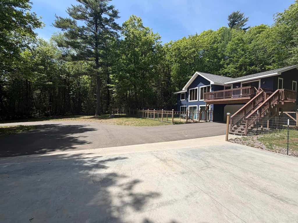 Serene Home w/ large fenced in yard, jetted tub, WIFI, near Lakes & Trails