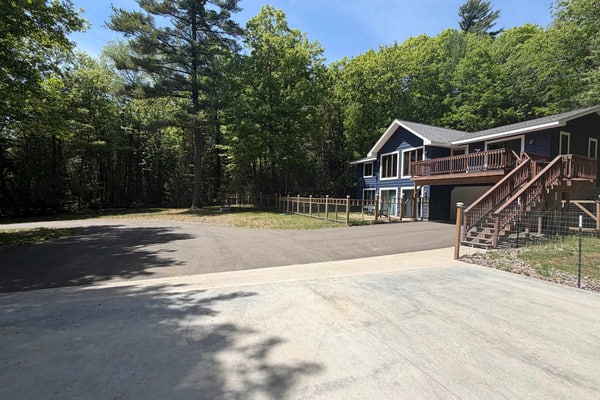 Serene Home w/ large fenced in yard, jetted tub, WIFI, near Lakes & Trails