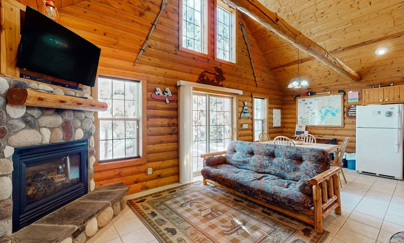Cozy cabin w/ fireplace, whirlpool tub, access to private dock, & fire pit