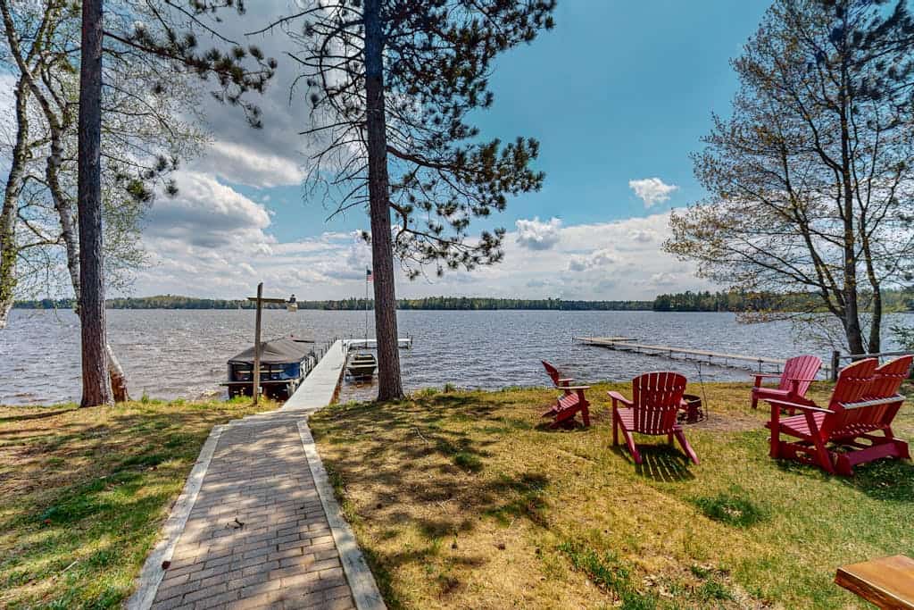 Rustic Cozy lakefront Cabin with dock, fire pit, gas grill, W/D & quiet location