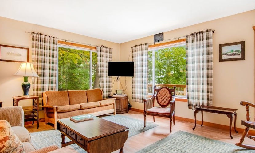 Dog-friendly, lakefront retreat with a deck, gas grill, & washer/dryer
