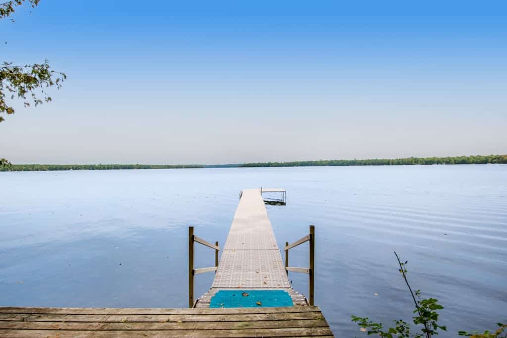 Dog-friendly, lakefront retreat with a deck, gas grill, & washer/dryer