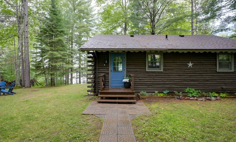 All-seasons lakefront cabin with dock, wood fireplace, kitchen, kayaks, & AC