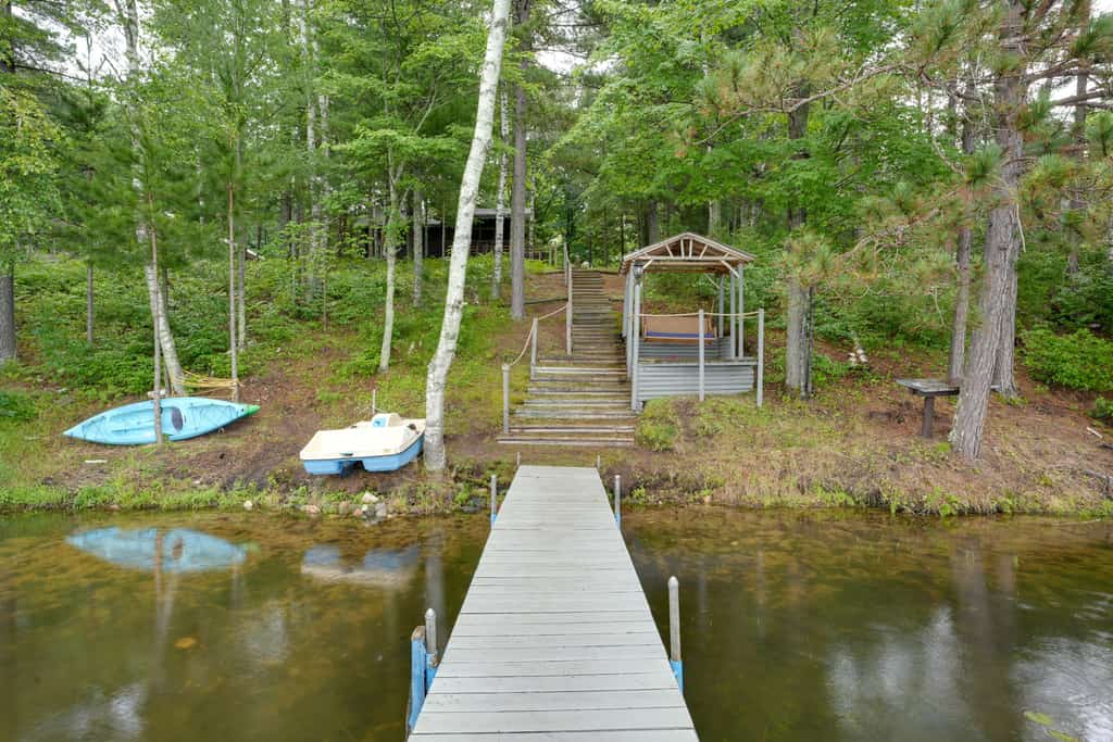 All-seasons lakefront cabin with dock, wood fireplace, kitchen, kayaks, & AC