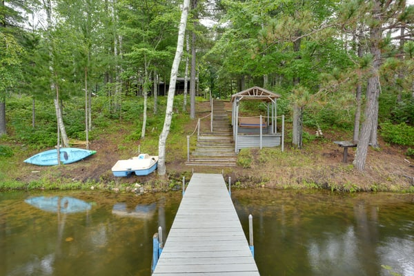 All-seasons lakefront cabin with dock, wood fireplace, kitchen, kayaks, & AC