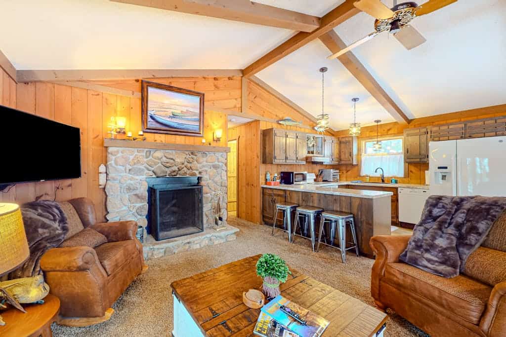 All-seasons lakefront cabin with dock, wood fireplace, kitchen, kayaks, & AC