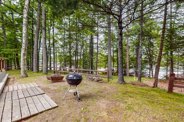 Charming Lakeview cabin w/ dock, fire pit, gas grill, & WIFI, Dogs-YES