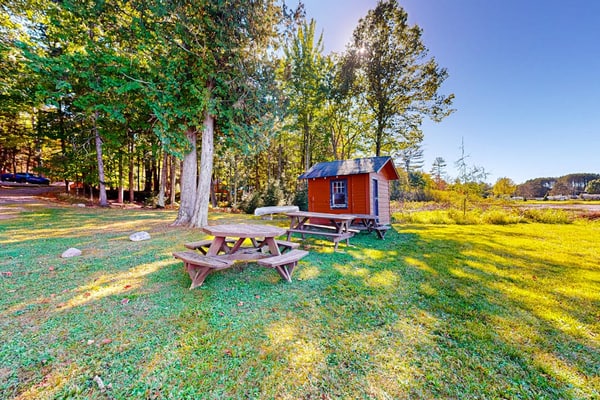 Rustic resort cabin with lake views, deck & access to docks, canoe, paddle boats
