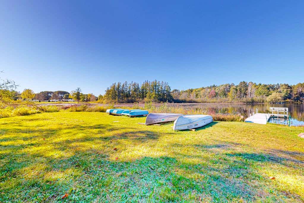 Rustic resort cabin with lake views, deck & access to docks, canoe, paddle boats