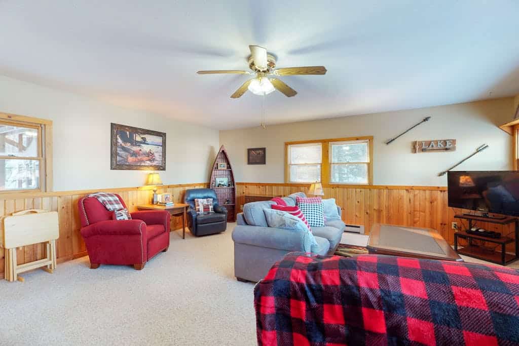 Lakefront, dog-friendly home with beach access, kayaks and firepit