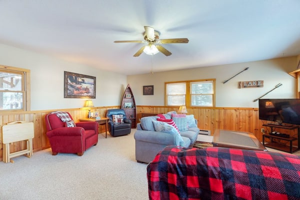 Lakefront, dog-friendly home with beach access, kayaks and firepit