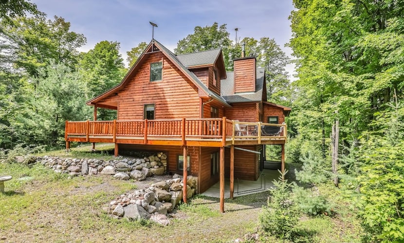 Woodland Wonderland | Spacious cabin-style house in Winchester with lake access