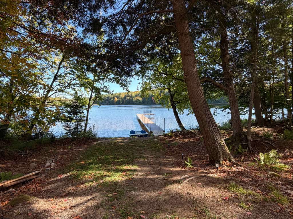 Lakefront escape on Sugar Maple w/ dock, firepit, kayaks, & gas grill- Dogs-OK