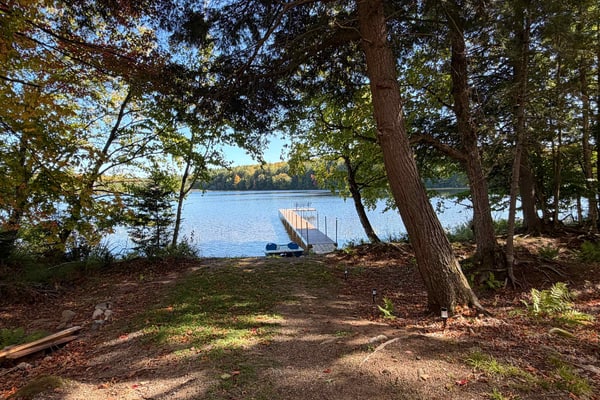 Lakefront escape on Sugar Maple w/ dock, firepit, kayaks, & gas grill- Dogs-OK