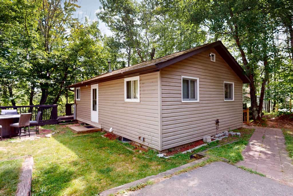 Pickerel Lake cabin w/ kayaks, dock, patio, grill & direct access to trails!