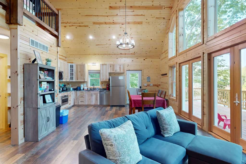 Lakefront Sunrise Lodge: fireplace, deck views, kayaks, pier & firepit