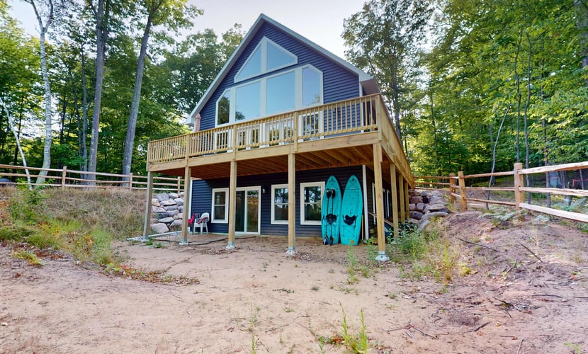 Lakefront Sunrise Lodge: fireplace, deck views, kayaks, pier & firepit
