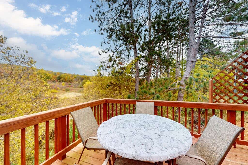 170 Year old countryside cottage with deck - Location near Devil's Lake