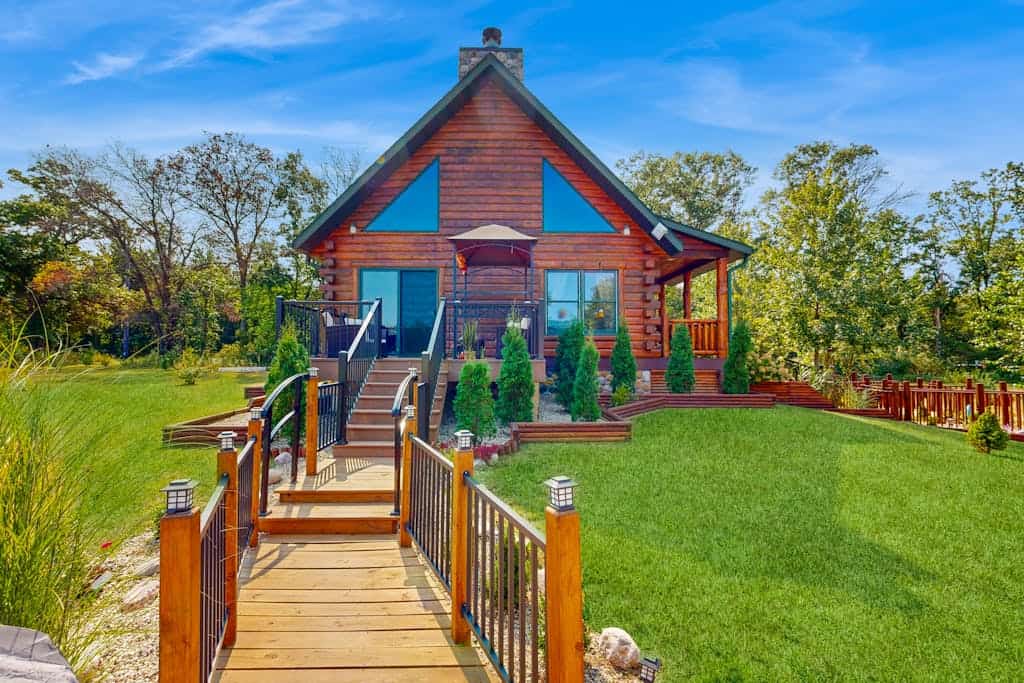Charming & peaceful cabin with fire pit, deck, & great nature views - near golf