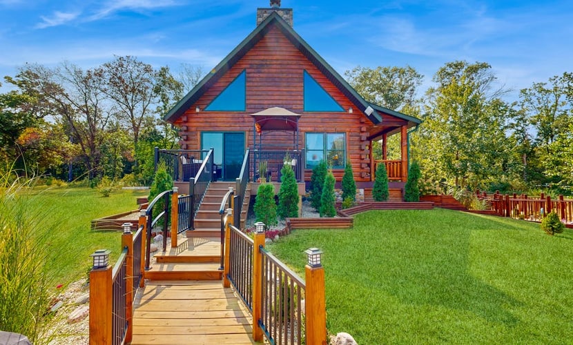 Charming & peaceful cabin with fire pit, deck, & great nature views - near golf