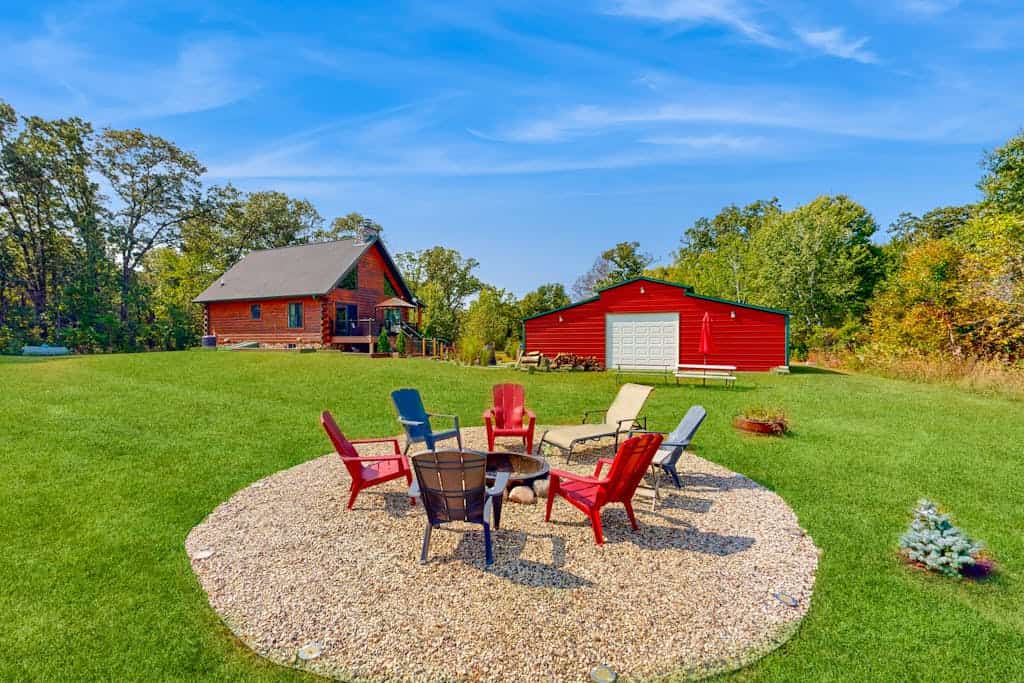 Charming & peaceful cabin with fire pit, deck, & great nature views - near golf