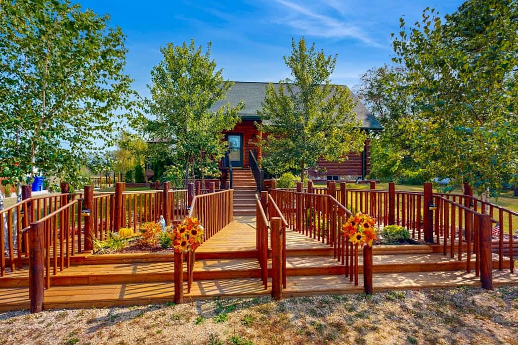 Charming & peaceful cabin with fire pit, deck, & great nature views - near golf
