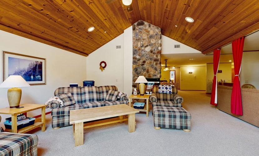 Course View Condo, with Jetted Tub, Fireplace, Shared Pool & Resort Amenities